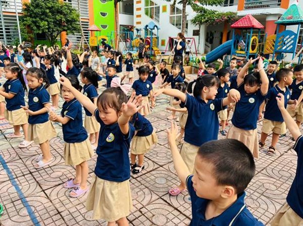 Các bạn nhỏ lớp MGL A3 tham gia thể dục sáng dưới sân trường.