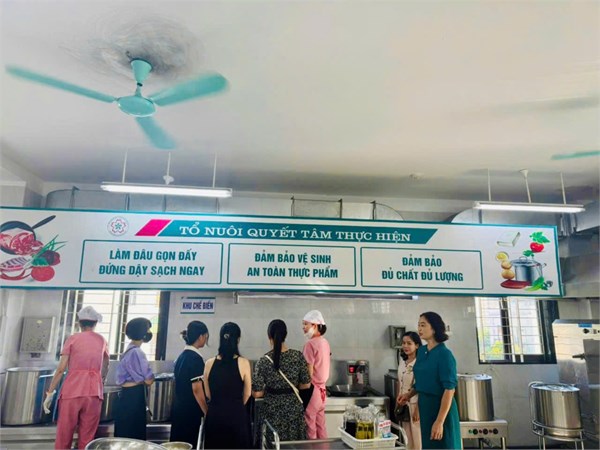 PHỤ HUYNH PHỐI KẾT HỢP  VỚI NHÀ TRƯỜNG TRONG CÔNG TÁC VỆ SINH AN TOÀN THỰC PHẨM BẾP ĂN BÁN TRÚ.