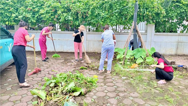 GIÁO VIÊN, NHÂN VIÊN TRƯỜNG MẦM NON HOA ANH ĐÀO TỔNG VỆ SINH MÔI TRƯỜNG PHÒNG CHỐNG DỊCH BỆNH VÀ SỐT XUẤT HUYẾT