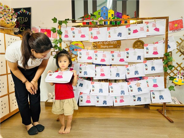 Hoạt động   Cắt dán trang phục bé yêu thích  của cô trò lớp C2.