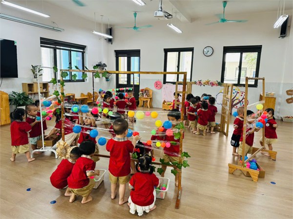 HĐ gắn dính vui nhộn của các bé D1