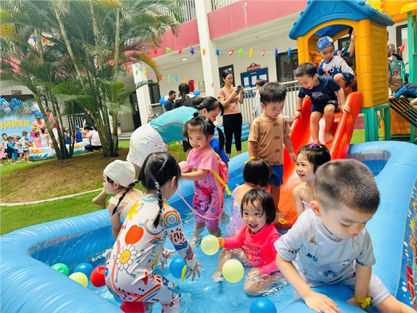 Các bé lớp NT D1 tham gia ngày hội  Mùa hè rực rỡ 
