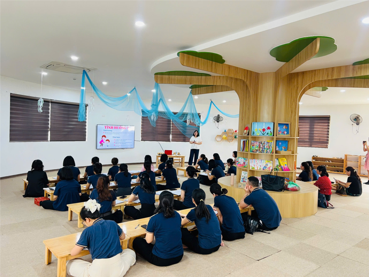 Ảnh đẹp Tháng 4: Tập huần chuyên môn: Quản lý cảm xúc cho giáo viên, Năm học 2024 - 2025