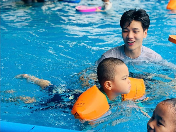 Ảnh đẹp Tháng 6, Năm học 2024 - 2025: Khóa học Bơi sinh tồn