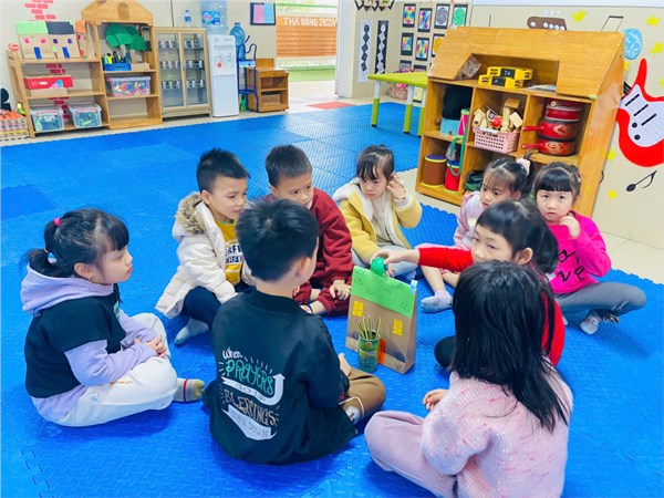 Ảnh đẹp tháng 2: Học toán thật vui! Các bé MGL A2 khám phá vị trí trong không gian