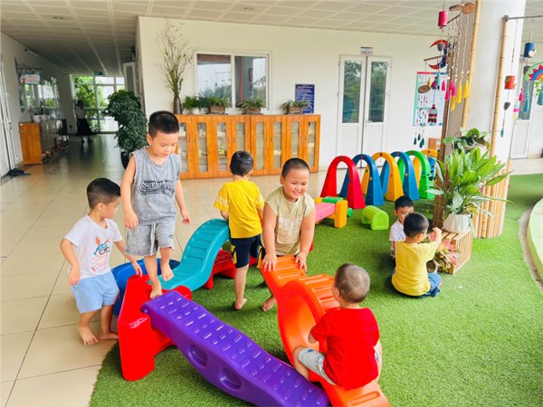 Ảnh đẹp tháng 9 - Bé vui chơi – gieo mầm xanh