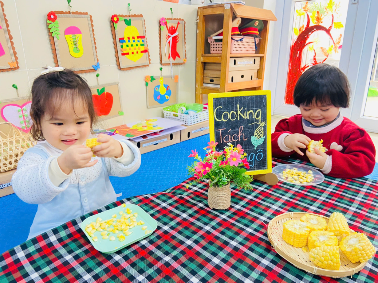 Ảnh đẹp tháng 2:  Khéo tay hay làm – Bé lớp D2 vui học qua trò chơi tách hạt ngô