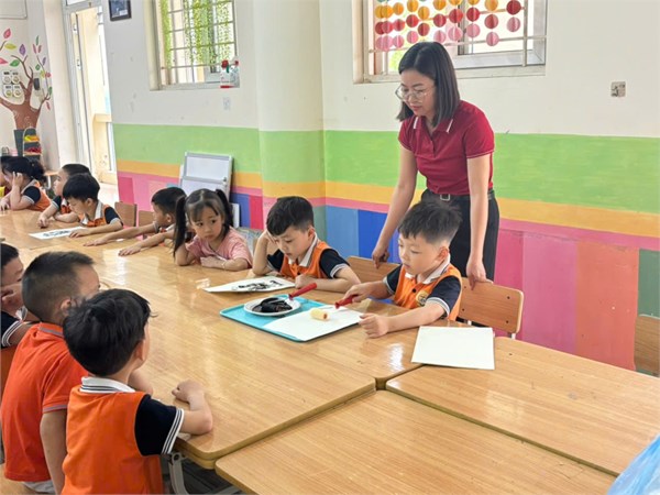 Album ảnh đẹp các bạn nhỏ khối MGL tháng 5