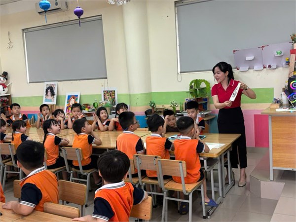 Amblum hình ảnh đẹp Tháng 5 của các bé MN Tuổi Hoa 