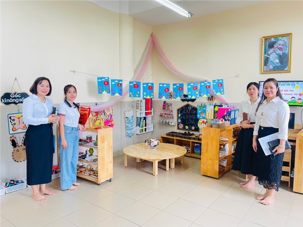 Amblum hình ảnh Hội thi chấm trang trí môi trường lớp học