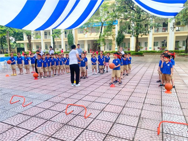 Thư viện ảnh tháng 5: Hoạt động tham quan  Trường Tiểu học Việt Hưng của trẻ khối MGL.