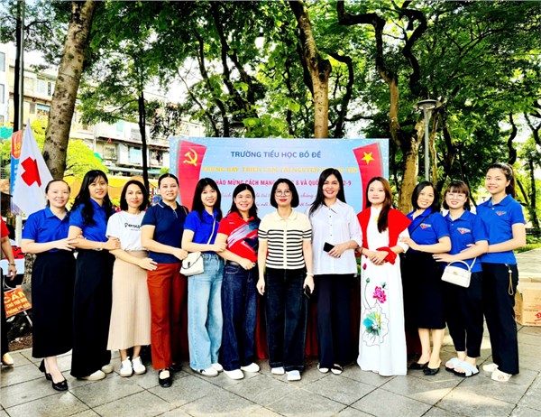 Thi trưng bày sách chào mừng 2-9