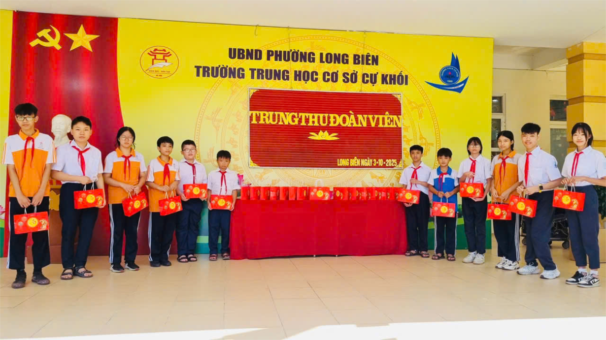 Trường THCS Cự Khối phát quà cho học sinh vượt khó học tập