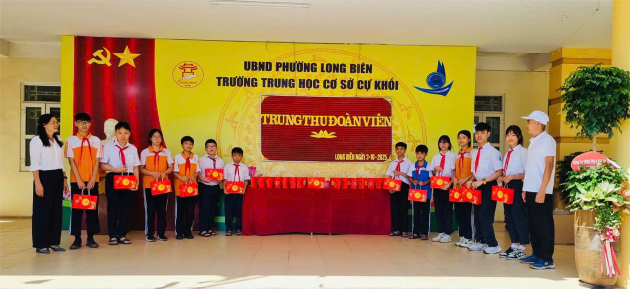 Trường THCS Cự Khối phát quà cho học sinh vượt khó học tập