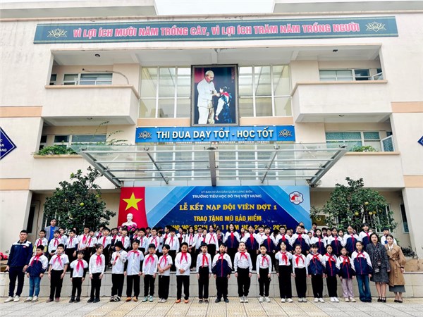 KẾT NẠP ĐỘI VIÊN ĐỢT 1 - TRAO TẶNG MŨ BẢO HIỂM CHO HỌC SINH LỚP 1