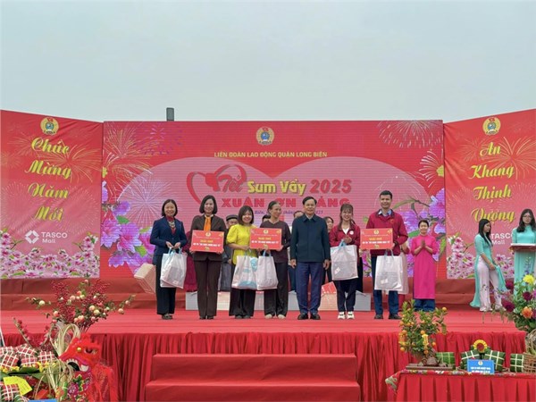 Hội thi gói bánh chưng ngày Tết