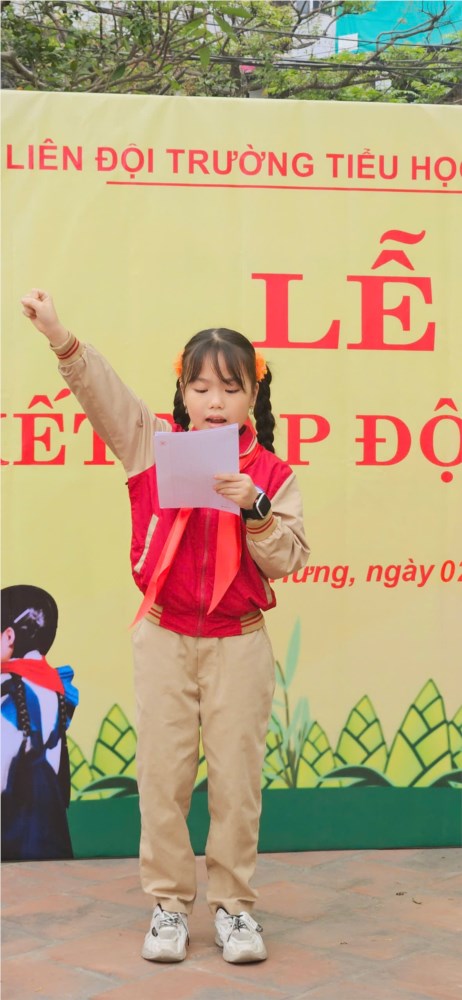 Bạn Trận Ngọc Uyên - đọc lời hứa đội viên