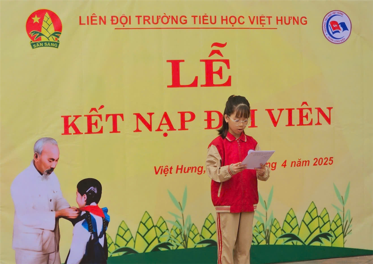 Bạn Trần Bảo Anh đọc đơn xin vào đội